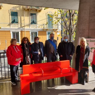 Savona, inaugurata nel porticato della Provincia una panchina dedicata a tutte le donne vittime di violenza (FOTO E VIDEO) Savona, inaugurata nel porticato della Provincia una panchina dedicata a tutte le donne vittime di violenza (FOTO E VIDEO)