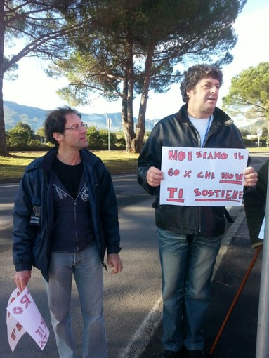 Renzi al taglio del nastro della nuova Piaggio e scatta la protesta di lavoratori e sindacati:"Basta cemento, vogliamo posti di lavoro" Renzi al taglio del nastro della nuova Piaggio e scatta la protesta di lavoratori e sindacati:"Basta cemento, vogliamo posti di lavoro"