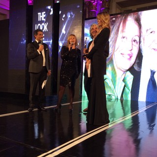 La giornalista alassina Grazia Pitorri premiata durante The Look of the Year da Phil Palmer