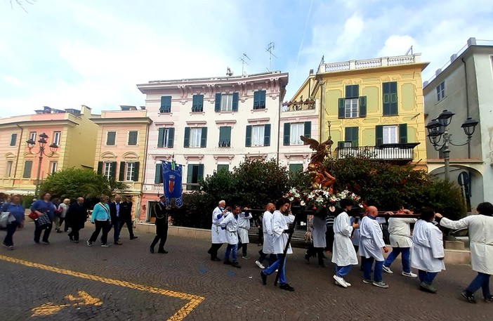 Celle Ligure, dopo due anni di stop causa Covid torna la processione per l'apparizione di San Michele (FOTO)