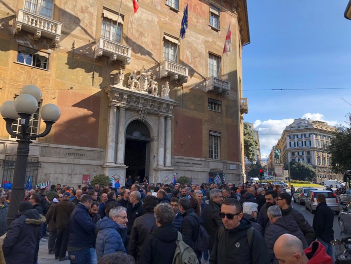 Piaggio Aero, i lavoratori in presidio sotto la Prefettura a Genova