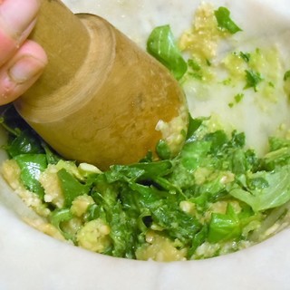 Plagi e storpiature della cucina italiana: il pesto tra i piatti più "taroccati" del mondo