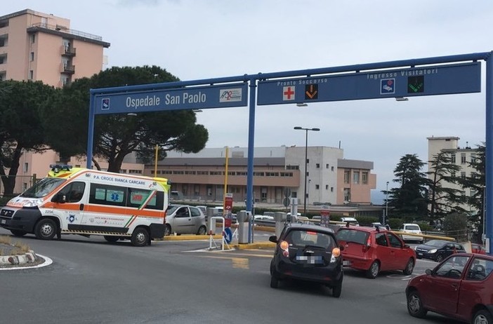Savona, scontro tra auto e moto in corso Ricci: un ferito al Santa Corona