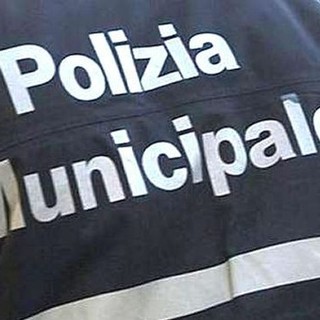 Loano, sorpreso a cedere due dosi di coca al parco: pusher arrestato dalla polizia municipale
