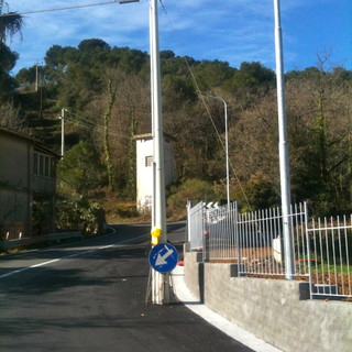 Andora, un palo sulla strada all'inizio di un tornante: l'assurdo pericolo in via del Poggio