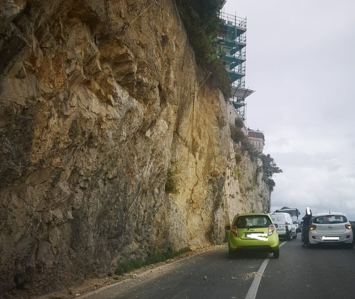 Camion urta la parete a bordo strada: massi sulla carreggiata a Borghetto Santo Spirito