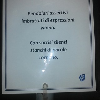 L'arte invade la città: anonimo affigge poesie per le strade di Finale