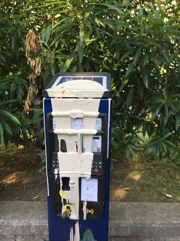 Finalborgo, vandalizzato uno dei parcometri di Porta Testa Finalborgo, vandalizzato uno dei parcometri di Porta Testa