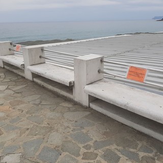 Celle, cartelli anti stazionamento sulle panchine in passeggiata. Sindaco Mordeglia: "Decisione presa nell'interesse delle persone"