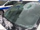 Cadibona chiuso per gelicidio: un ramo sfonda il parabrezza dell'auto della polizia locale
