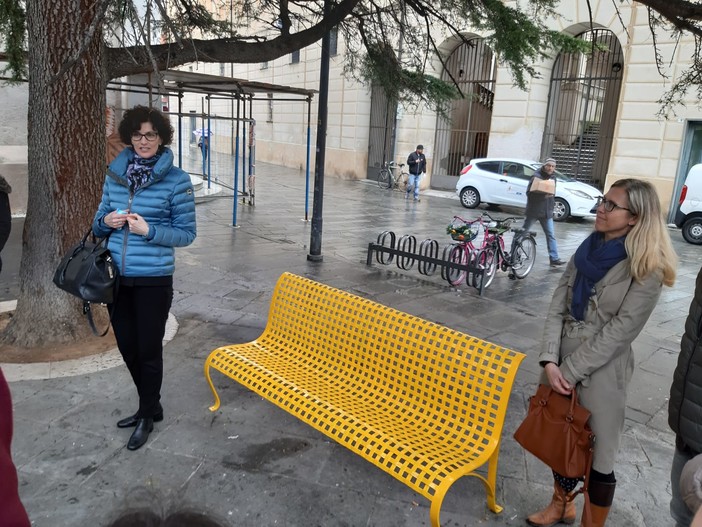 Savona, inaugurata la panchina gialla contro il bullismo e cyberbullismo (FOTO)