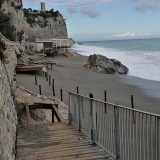Finale, la mareggiata distrugge ancora una volta la passerella della spiaggia del Castelletto