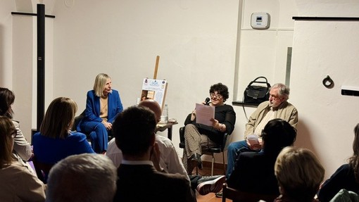 Alassio, grande partecipazione per la presentazione de “La capofamiglia” di Mary Caridi. Al centro dell'incontro i legami e le fragilità della famiglia