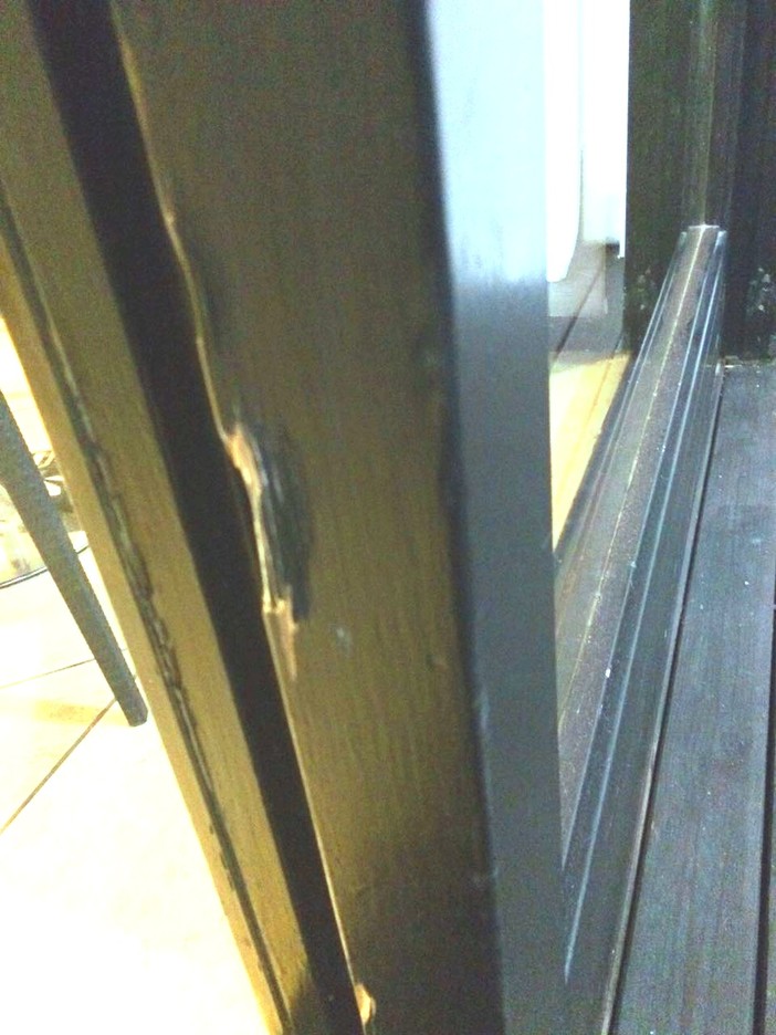 Alassio, provano ad entrare al “Bar Riviera”, madre e figlio arrestati dai Carabinieri Alassio, provano ad entrare al “Bar Riviera”, madre e figlio arrestati dai Carabinieri