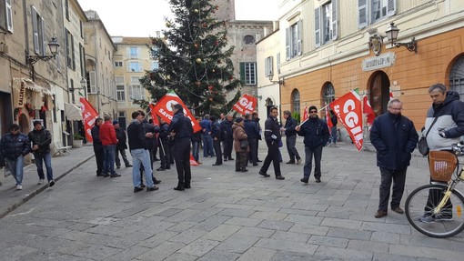I dipendenti di TPL Linea in protesta a Savona e Albenga: "L'azienda non deve morire"