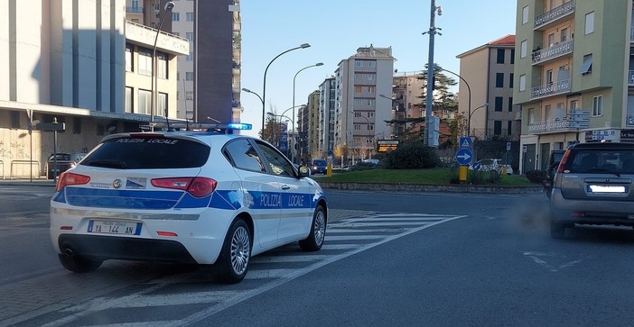 Savona, arrestato in casa con la cocaina, per metà pura, e soldi: disposto il carcere