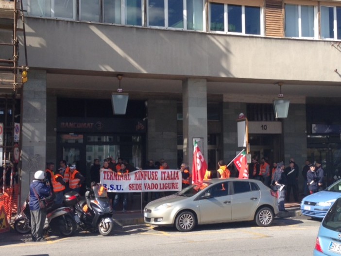 "Senza lavoro non c'è futuro", lavoratori della TRI in presidio all'Unione Industriali di Savona