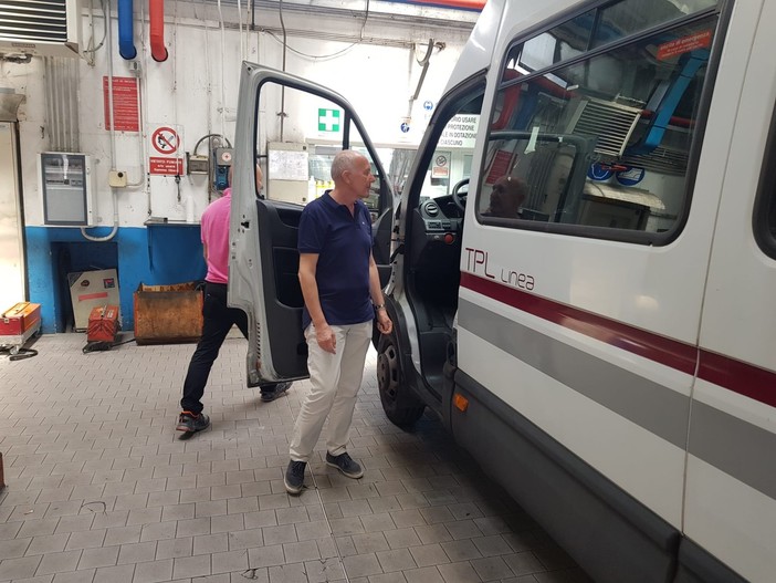 Nuove paratie di protezione per gli autisti sui mezzi Tpl: "Più sicurezza sui bus, intervento su 16 mezzi" Nuove paratie di protezione per gli autisti sui mezzi Tpl: "Più sicurezza sui bus, intervento su 16 mezzi"