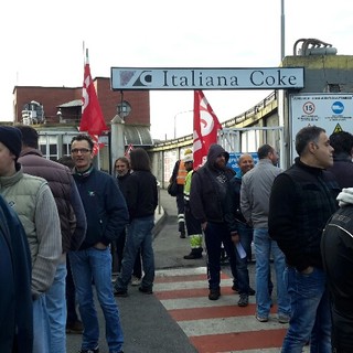 Camion bloccati e cancelli chiusi: presidio e sciopero dei lavoratori all'Italiana Coke di Cairo