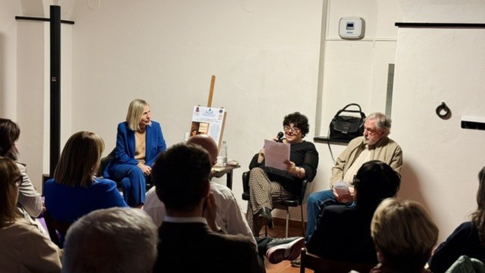 Alassio, grande partecipazione per la presentazione de “La capofamiglia” di Mary Caridi. Al centro dell'incontro i legami e le fragilità della famiglia