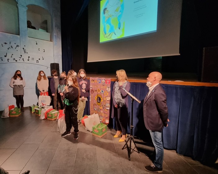 Savona, "Un Poster per la Pace": il Lions Club Torretta premia la 12enne Emma Lagorio (FOTO) Savona, "Un Poster per la Pace": il Lions Club Torretta premia la 12enne Emma Lagorio (FOTO)