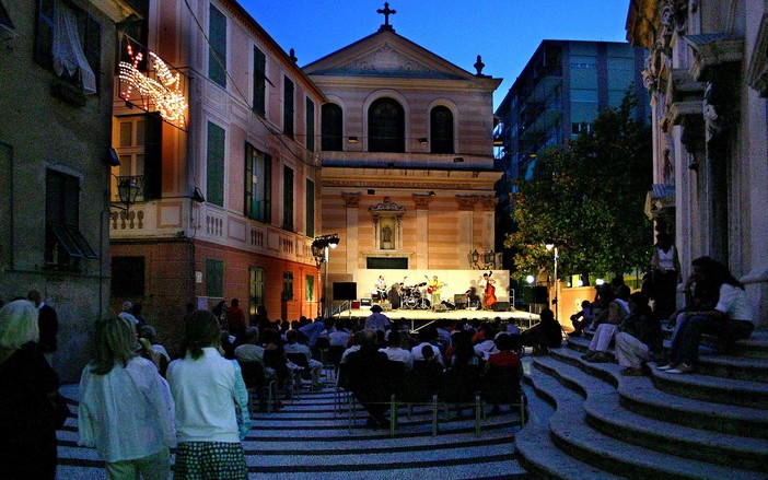 Albissola, caso applausi rumorosi in piazza della Concordia, condannato il Comune in primo grado