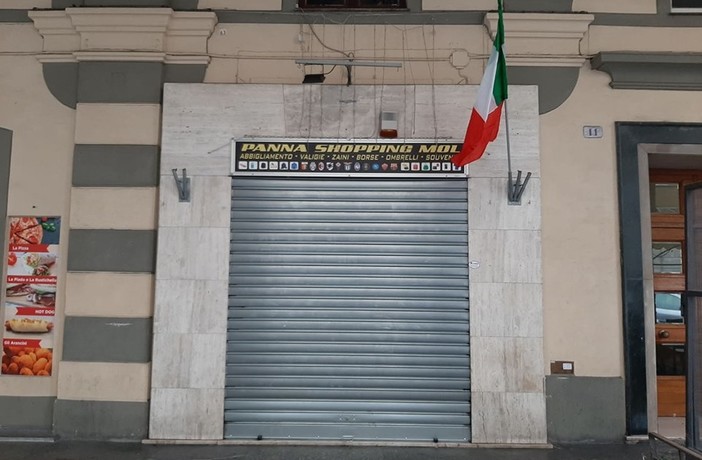 Savona, colpiscono un commerciante con una sediata: denunciato minorenne Savona, colpiscono un commerciante con una sediata: denunciato minorenne
