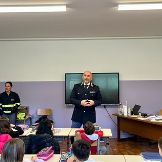 A Tovo S. Giacomo l'educazione civica e stradale si fa con gli agenti della Polizia di Stato (FOTO) A Tovo S. Giacomo l'educazione civica e stradale si fa con gli agenti della Polizia di Stato (FOTO)