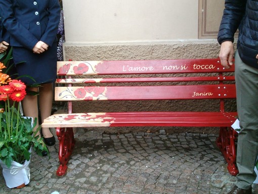 "Sboccia" nella "ciassa veggia" di Pietra Ligure una panchina "floreale" per ricordare Janira D'Amato (FOTO e VIDEO)
