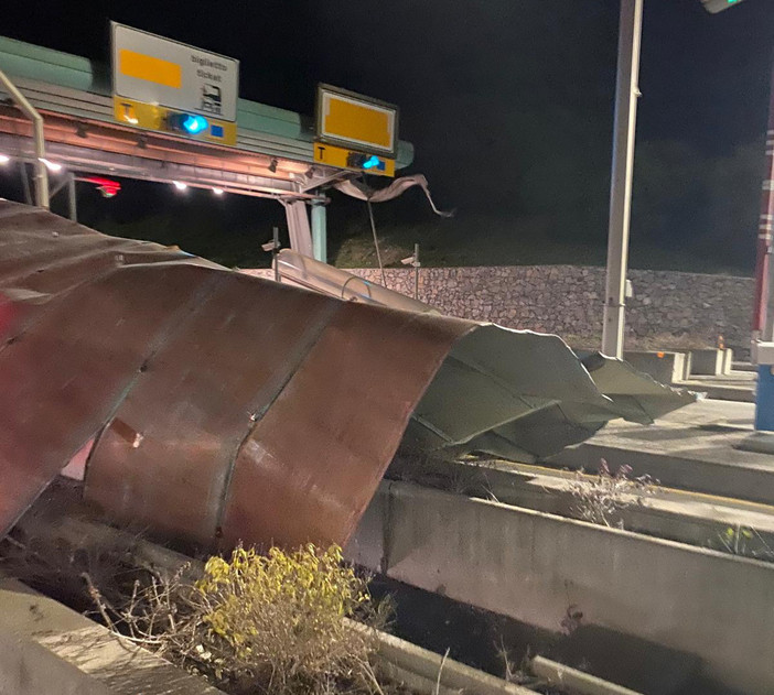 Borghetto S. Spirito, pensilina danneggiata dal forte vento: chiuso il casello autostradale