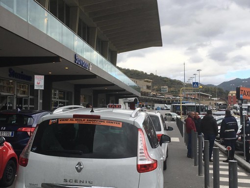 Savona, tassisti senza parcheggio occupano la strada: “Il Comune deve prendersi le proprie responsabilità”
