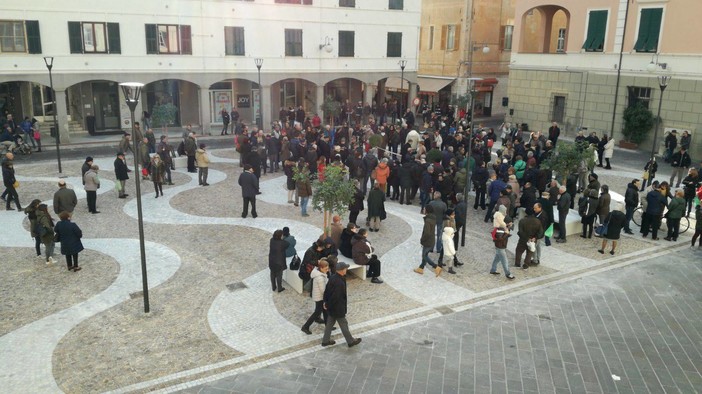 Pietra Ligure, ecco la nuova Piazza Vittorio Emanuele II. Il sindaco Valeriani: &quot;Il salotto buono di Pietra Ligure&quot;