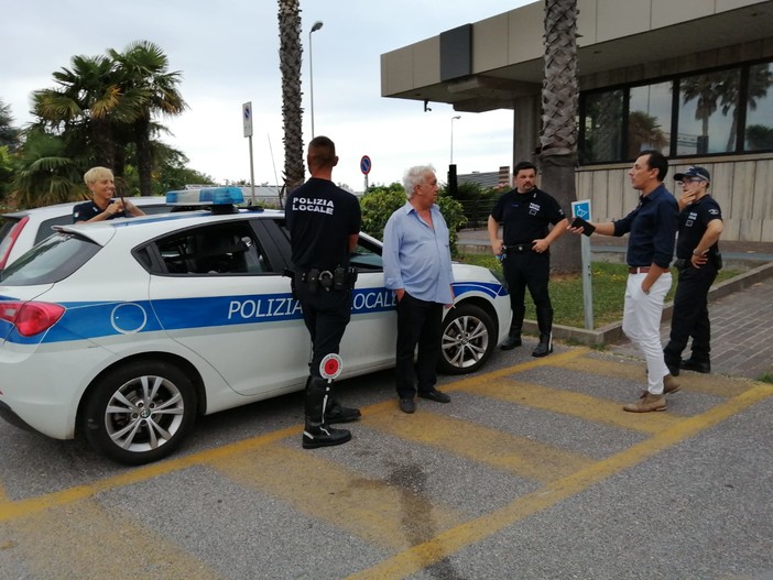 Sottratta borsa contenente 1500 euro. La polizia locale di Albenga individua il responsabile e la restituisce ai proprietari Sottratta borsa contenente 1500 euro. La polizia locale di Albenga individua il responsabile e la restituisce ai proprietari