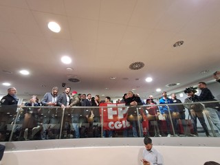 Le proteste durante il consiglio regionale sulla riforma sanitaria