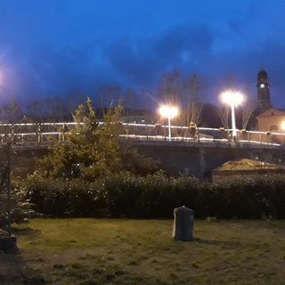 Carcare accende il Natale: illuminato a festa il Ponte Antico (FOTO)