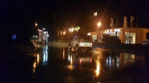 Forte temporale ad Albenga, allagamenti e blackout elettrici (VIDEO)
