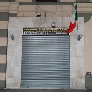 Savona, colpiscono un commerciante con una sediata: denunciato minorenne