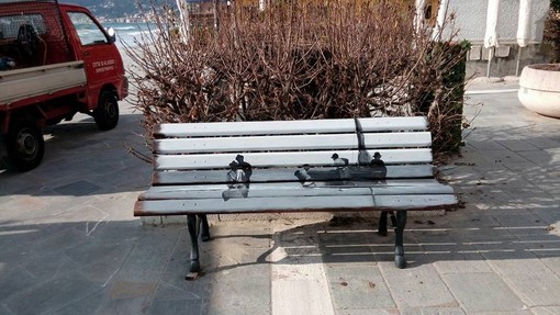 Alassio, una nuova panchina a tema per celebrare i pescatori