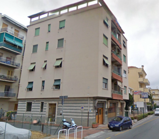 Loano, a fuoco un bar pizzeria: combustione spontanea?