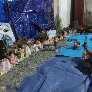 Un classico presepe con al centro Celle: spazio alle casette colorate, i pescatori e i moli (FOTO E VIDEO)