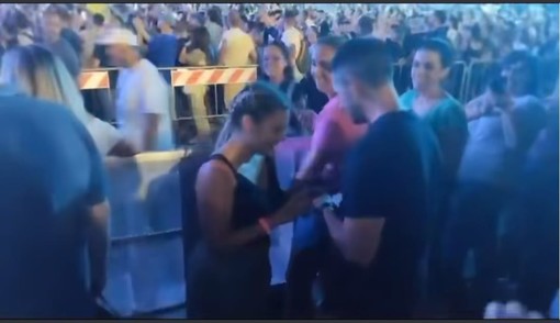 Proposta di matrimonio al concerto degli 883, il sì di Valentina a Sergio sulle note di "Una canzone d'amore" (VIDEO) Proposta di matrimonio al concerto degli 883, il sì di Valentina a Sergio sulle note di "Una canzone d'amore" (VIDEO)