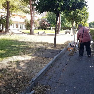 Albenga, i "Cittadini Stanchi" ripuliscono piazza Berlinguer