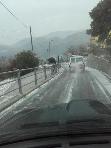 Operazioni di spargimento sale in corso a Tovo San Giacomo (FOTO e VIDEO)