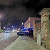 Sale sul tetto pronta a lanciarsi nel vuoto,  una ragazza salvata dall'intervento di due poliziotti