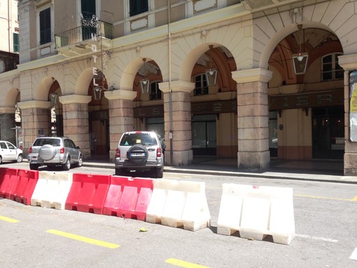 Savona, lavori in piazza del Popolo: nuova linea di parcheggi ed eliminazione isole di fronte all’Hotel Suisse