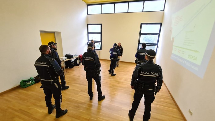 Varazze, la Polizia locale "a scuola" di tecniche specifiche e legittima difesa