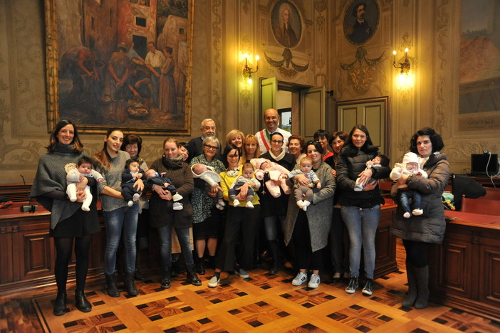 Finale Ligure: donata una pigotta ai bimbi nati nel 2016