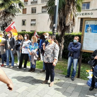 "Vi abbiamo salvato ma avete perso la memoria": il grido d'allarme degli operatori sanitari davanti alla Prefettura di Savona