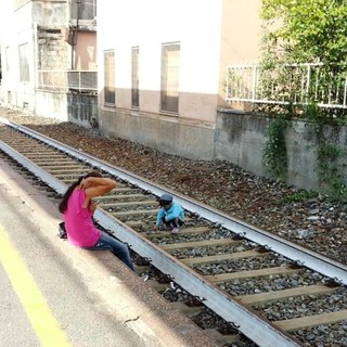 Persone sui binari nella stazione FS di Varazze