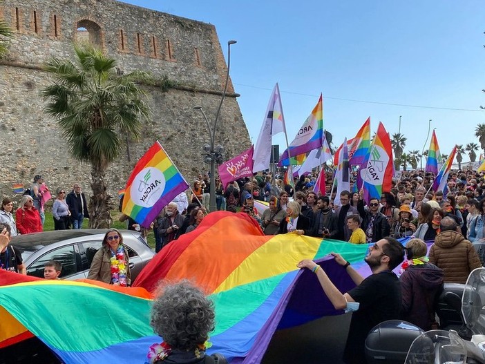 Un’onda arcobaleno pronta a invadere le strade di Savona nel 2023: l’orgoglio rainbow sfilerà sotto la Torretta Un’onda arcobaleno pronta a invadere le strade di Savona nel 2023: l’orgoglio rainbow sfilerà sotto la Torretta